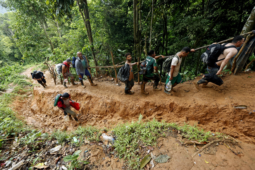 migrantes venezolanos cruzando el darien