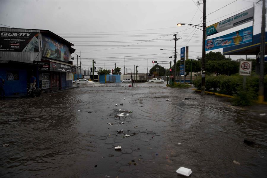inundacion de calle en managua