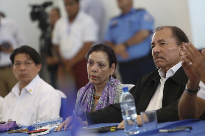 ARCHIVO - En esta foto de archivo del 16 de mayo de 2018, el presidente de Nicaragua, Daniel Ortega, a la derecha, y la vicepresidenta y primera dama, Rosario Murillo, asisten a la apertura de un diálogo nacional en Managua. El enviado diplomático de