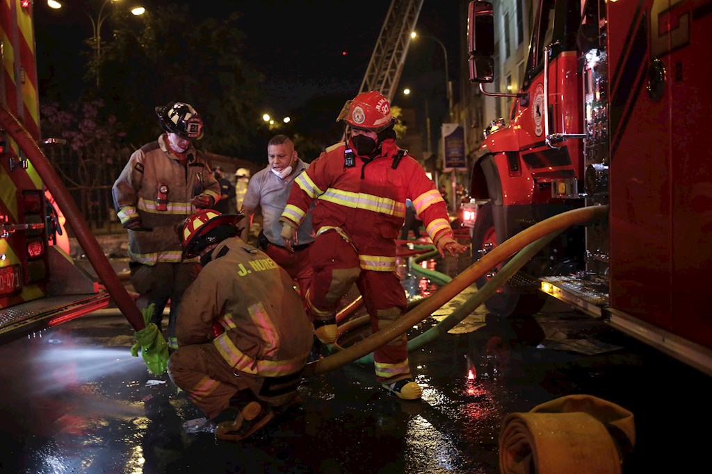 Bomberos Controlan Un Gran Incendio En Una Galería Comercial Limeña