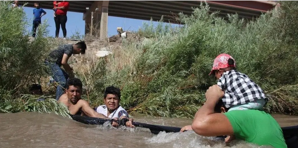 migrantes se aventuran a pasar el rio bravo con ninos