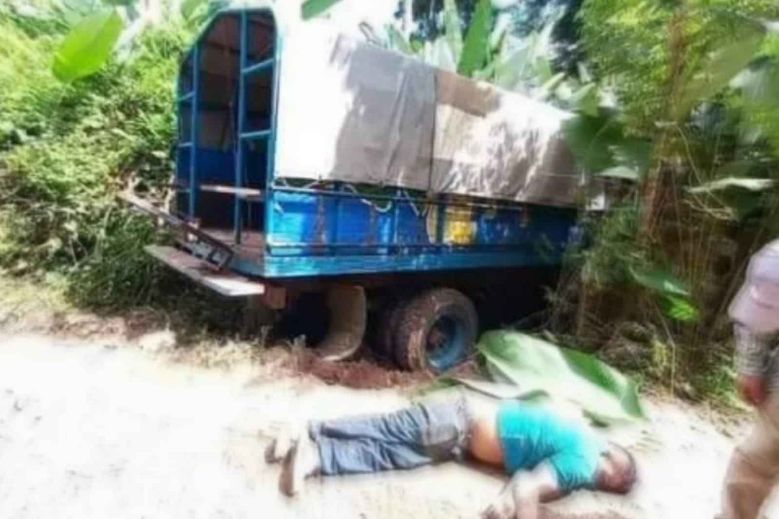 hombre aplastado camion