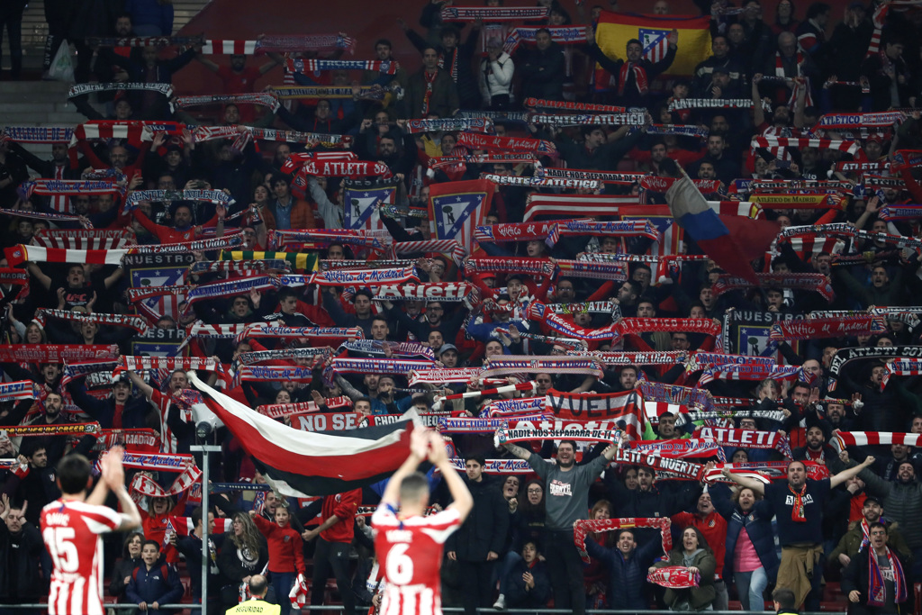 Jugadores del Atlético de Madrid saludan a la afición al término de un partido en el Wanda Metropolitano.