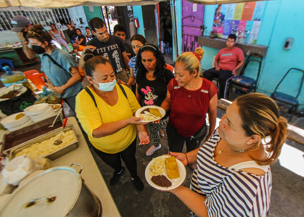 Migrantes reciben comida en albergue "La roca de la Salvación", en Tijuana, Baja California, México.