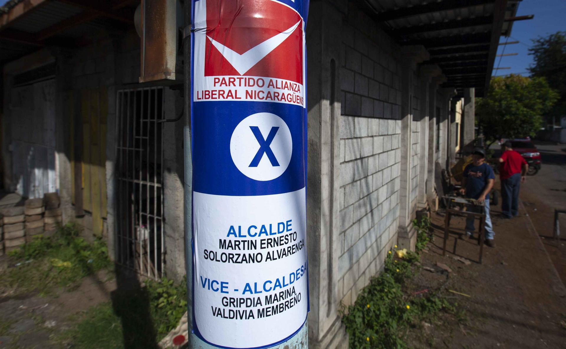 Propaganda política en un poste de luz, Managua