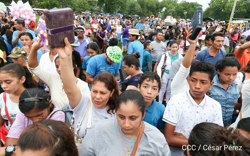 evangélicos celebran Día de la Biblia en Managua
