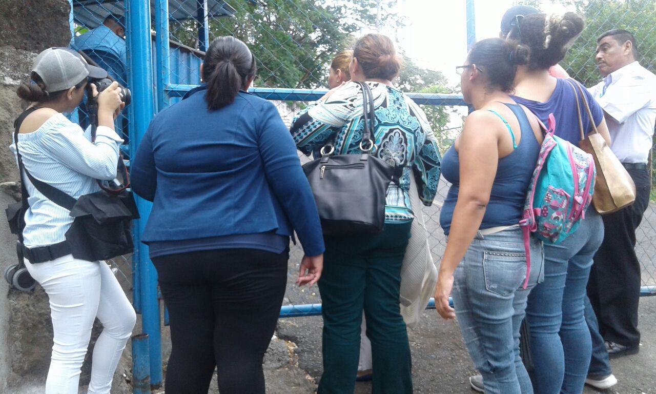 Familiares de los detenidos y CPDH en El Chipote. Foto/Teresa Reyes