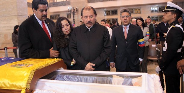 Daniel Ortega junto al ataúd de Hugo Chávez