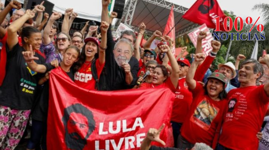 Al salir de prisión, Lula fue recibido por dirigentes y militantes de su partido que se habían congregado para recibirle.