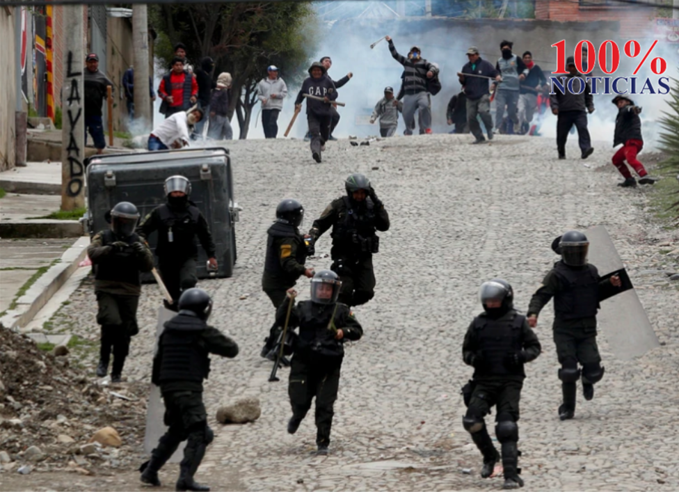 Simpatizantes del expresidente Evo Morales confrontan a la policía en La Paz, Bolivia, el lunes 11 de noviembre del 2019. (AP Foto/Juan Karita)