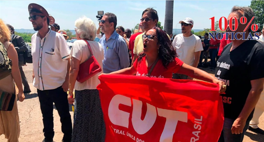 Un grupo reducido de chavistas y militantes de izquierda brasileños se acercó a las puertas de la embajada (Crédito: Fernanda Kobelinsky)