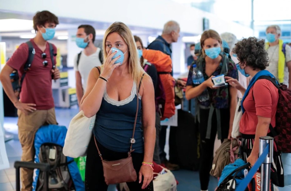 Turistas franceses esperan ser evacuados del aeropuerto Augusto C.Sandino de Managua, Nicaragua (REUTERS/Oswaldo Rivas)