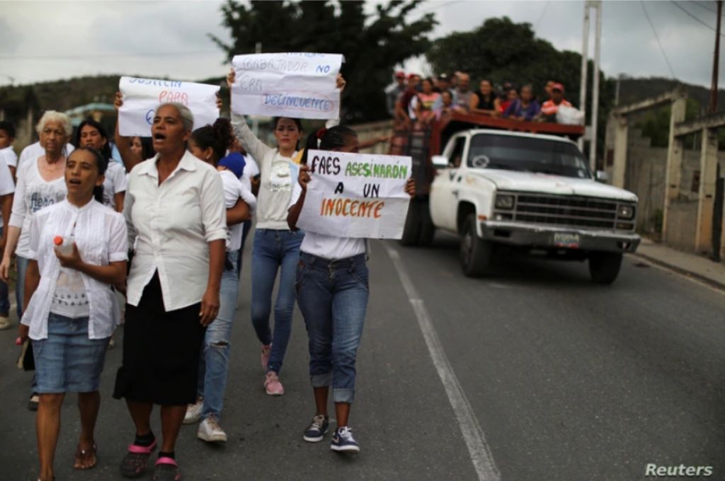 Amigos y familiares de Euvis Peroza, fallecido luego de que miembros de las FAES le dispararan, participan en una marcha contra las FAES, en Barquisimeto, Venezuela el 21 de septiembre de 2019.