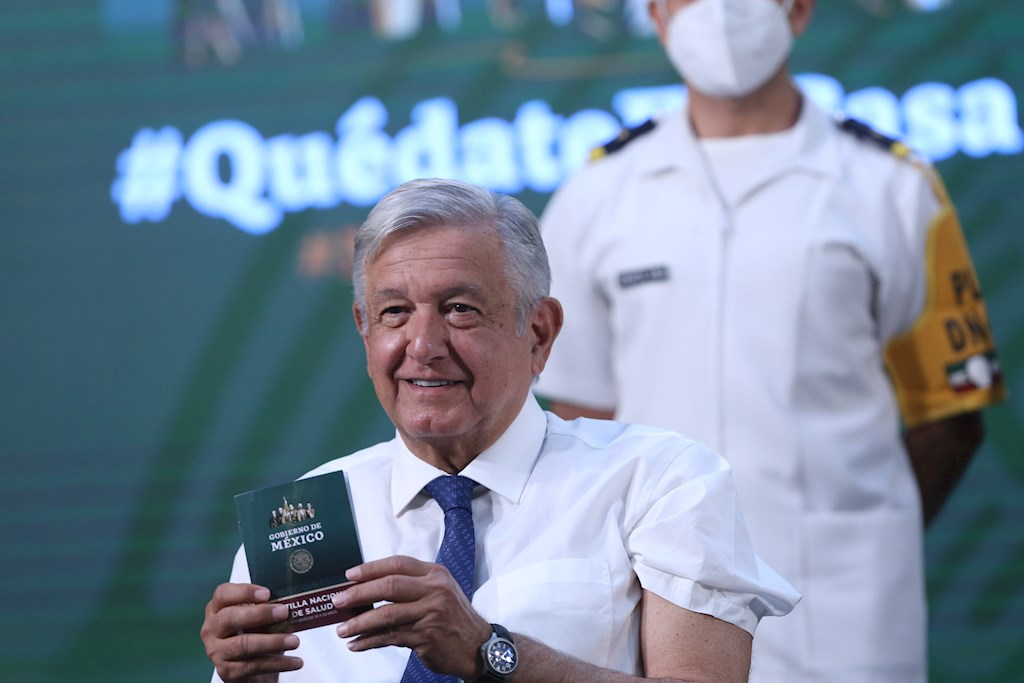 El presidente de México, Andrés Manuel López Obrador, muestra hoy su certificado de vacunación contra la covid-19 tras recibir la primera dosis, durante su rueda de prensa matutina en Palacio Nacional, en Ciudad de México (México). EFE/Sáshenka Gutiérrez