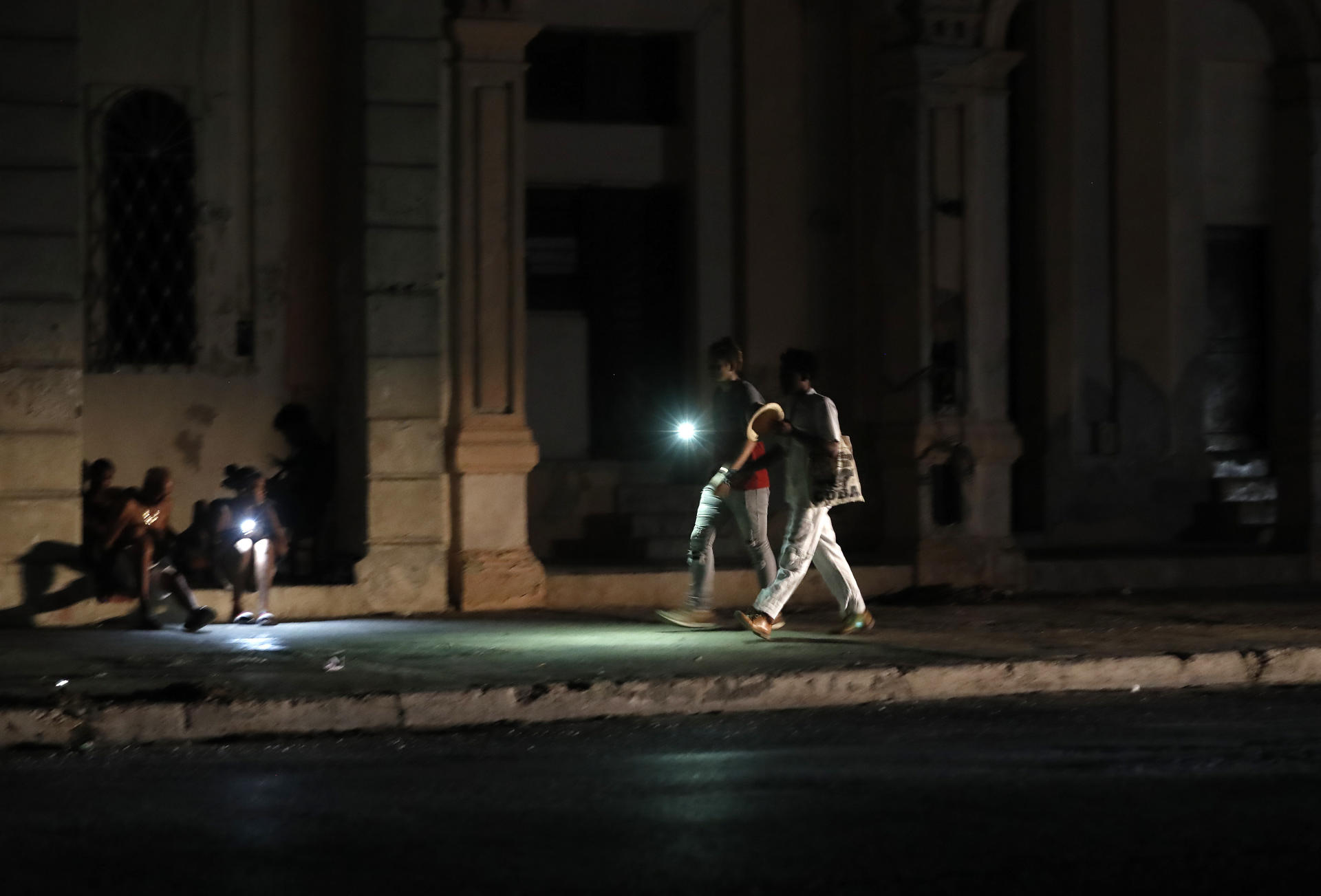 calle sin iluminación de La Habana (Cuba