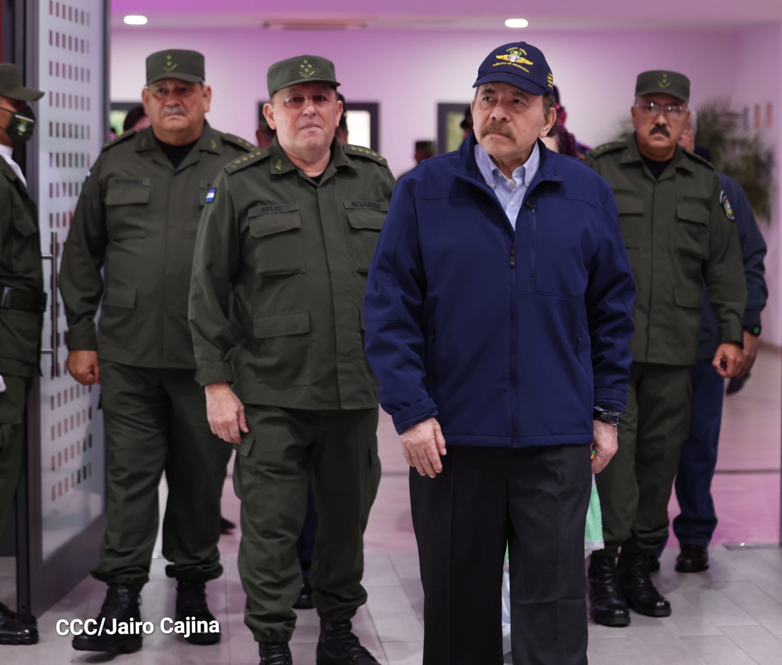 Daniel Ortega y Julio César Avilés, jefe del Ejército de Nicaragua, durante el 44 aniversario de la fuerza aérea.