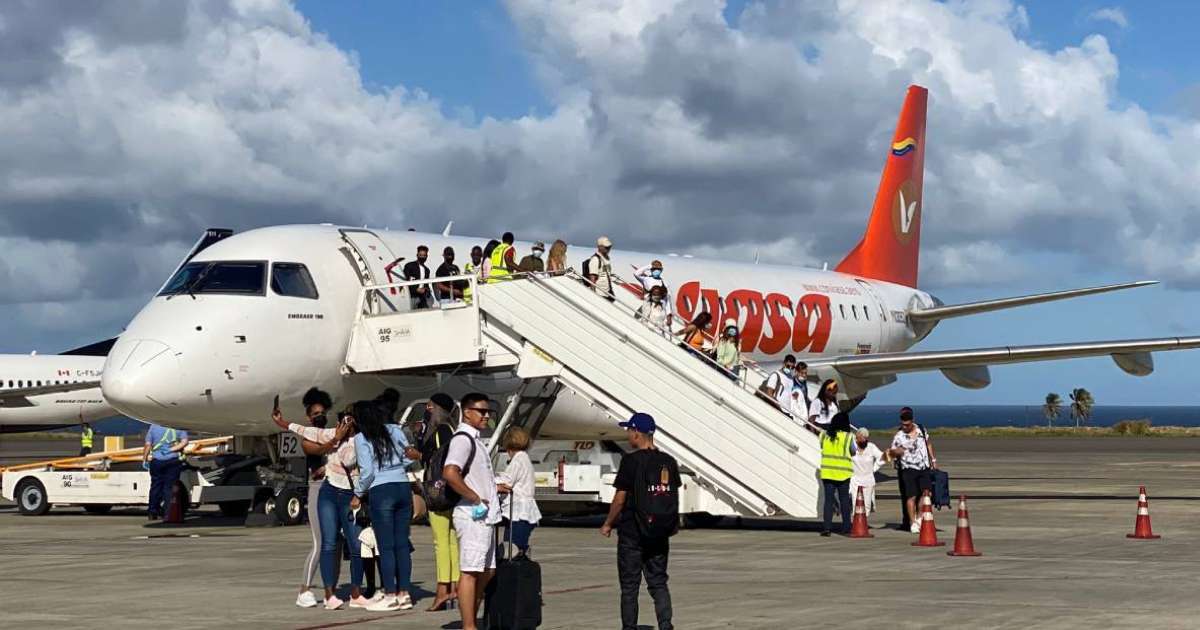 Foto referencial de cubanos abordando vuelo de aerolínea venezolana CONVIASA.