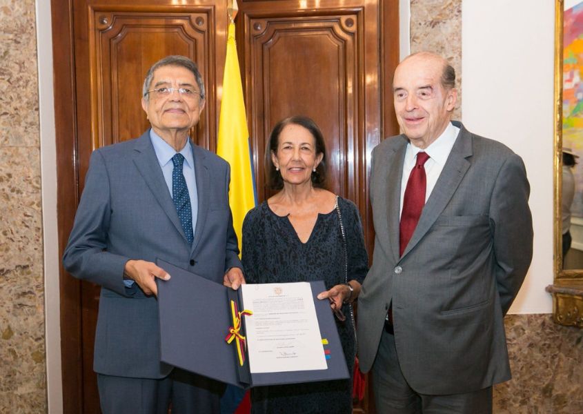 Canciller de Colombia entrega nacionalidad a Sergio Ramírez y su esposa.