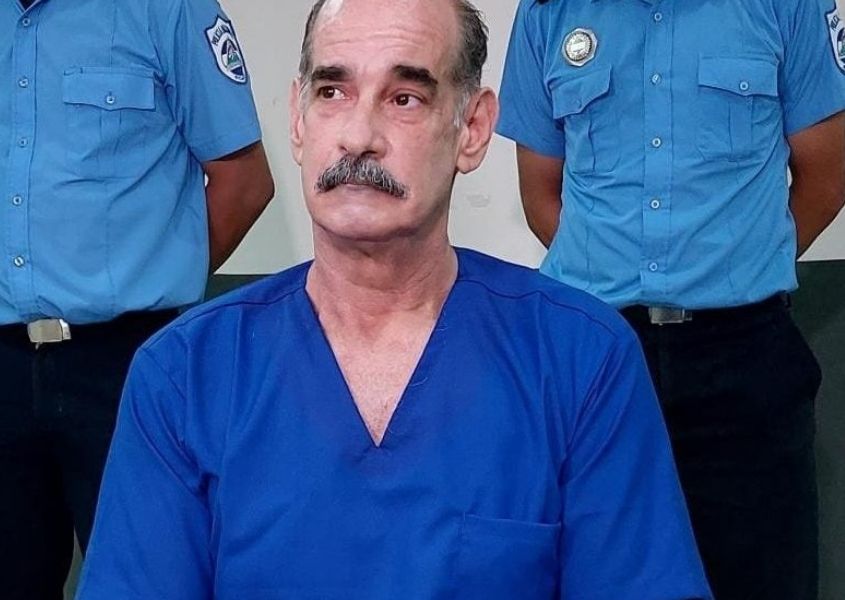 Michael Healy vestido con traje azul cuando lo presentaron como preso político en el complejo judicial de managua.
